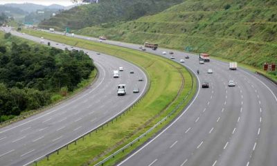 Foto aérea mostra duas mãos da Rodovia Anhanguera, com veículos transitando por ambas