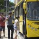 Pessoas subindo em ônibus