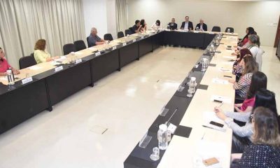 mesa retangular com várias pessoas sentadas durante encontro na prefeitura de jundiaí
