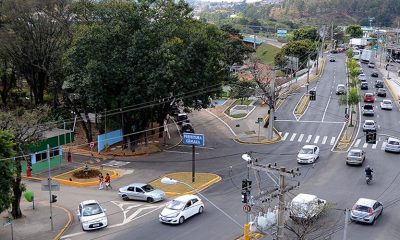 Foto da entrada da Câmara Municipal de Várzea Paulista, ao lado da Avenida Fernão Dias Paes Lemes movimentada.