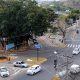 Foto da entrada da Câmara Municipal de Várzea Paulista, ao lado da Avenida Fernão Dias Paes Lemes movimentada.