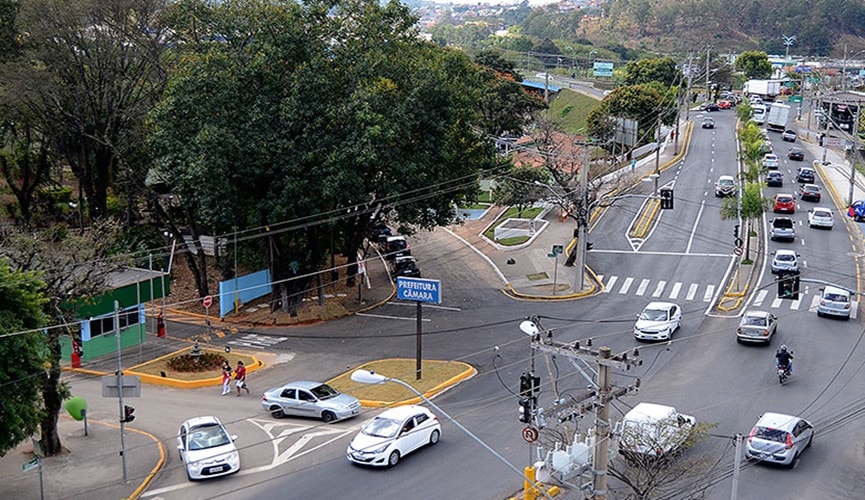 Foto da entrada da Câmara Municipal de Várzea Paulista, ao lado da Avenida Fernão Dias Paes Lemes movimentada.