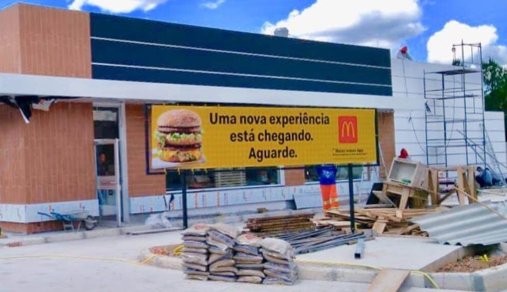 Fachada do McDonald's em fase de acabamento