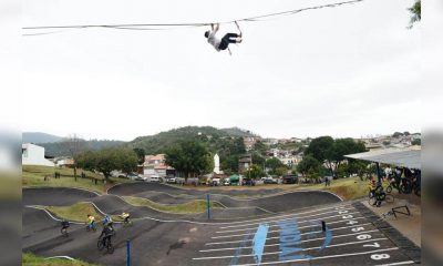 Foto panorâmica da nova pista multiuso, com praticante de slackline suspenso