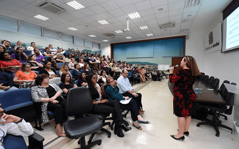 Foto panorâmica do auditória do Paço Municipal durante evento do Fórum de Não-Violência contra a Mulher