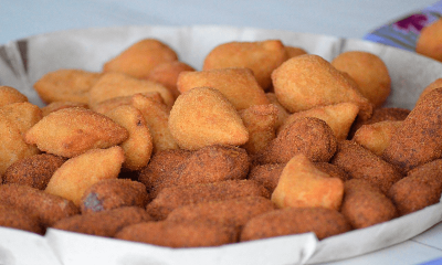 Bandeja com salgados fritos de aniversário