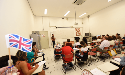 Sala de aula cheia de alunos do Centro de Línguas de Jundiaí