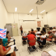 Sala de aula cheia de alunos do Centro de Línguas de Jundiaí