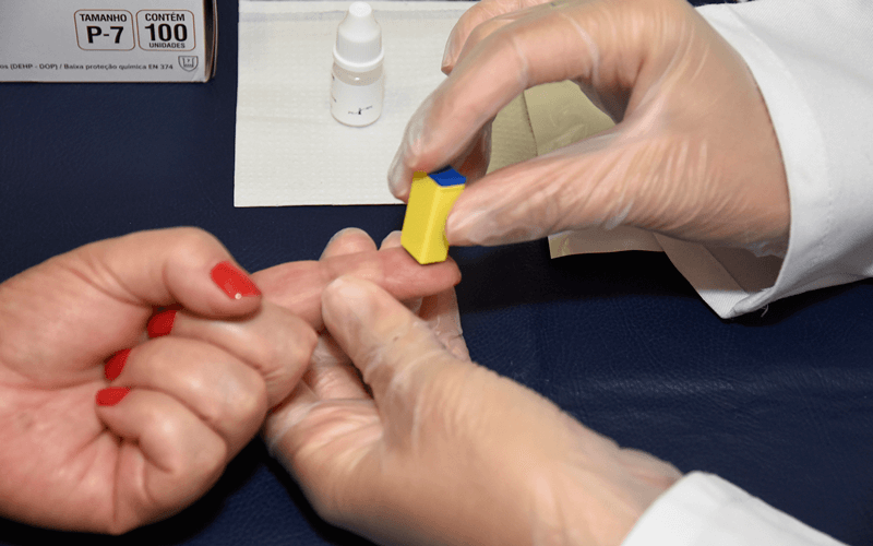 Enfermeiro realizado testagem em dedo