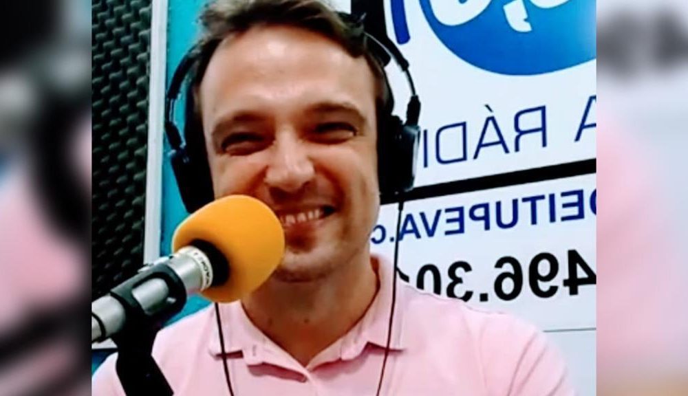 Rogério Cavalin à frente do microfone da rádio 107,9