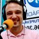 Rogério Cavalin à frente do microfone da rádio 107,9