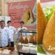 Cozinheiros, à esquerda; coxinha de queijo, à direita