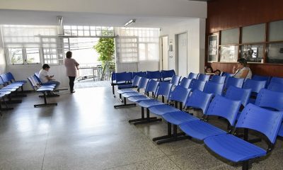 Recepção de ambulatório com cadeiras azul