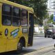 ônibus recolhendo passageira em via pública