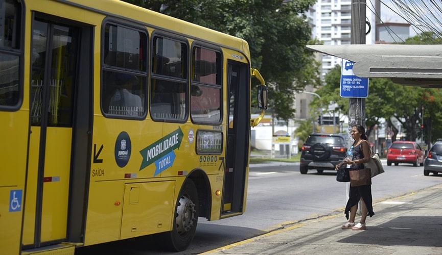 ônibus recolhendo passageira em via pública