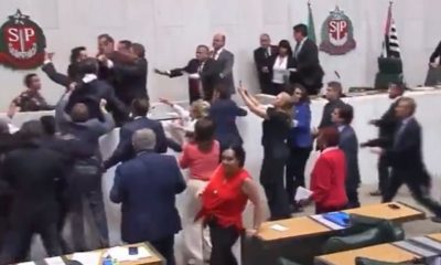Deputados trocando socos na tribuna da Assembleia Legislativa de SP