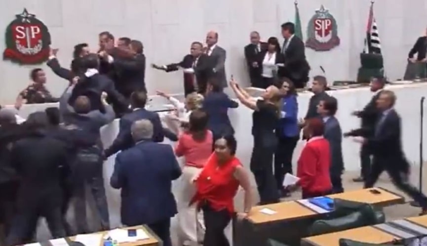 Deputados trocando socos na tribuna da Assembleia Legislativa de SP