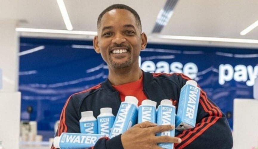 Will Smith com garrafas da água
