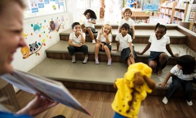 Crianças durante contação e histórias com professora.