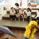 Crianças durante contação e histórias com professora.