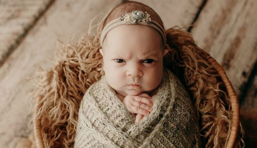 Foto de bebê com expressão de brava