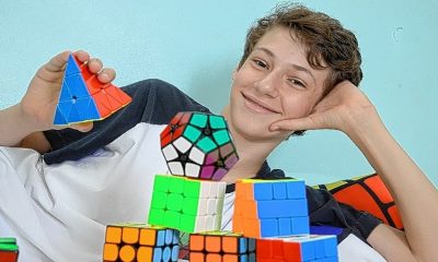 Foto de menino com cubos mágicos