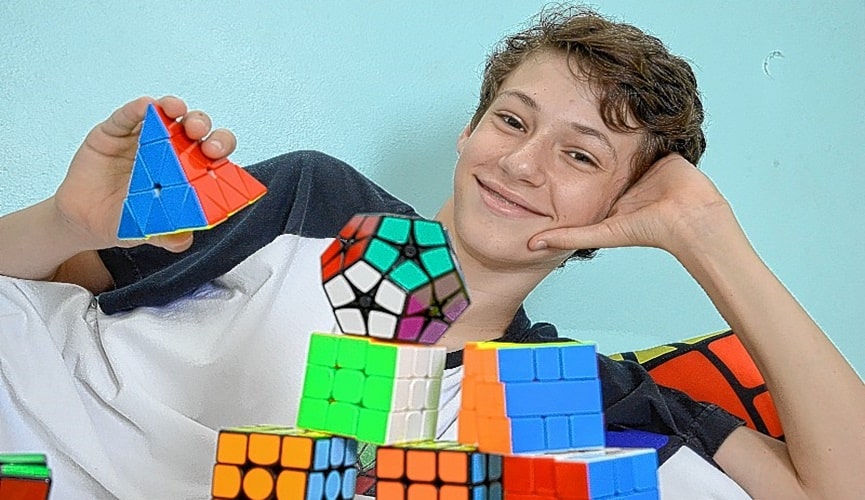 Foto de menino com cubos mágicos