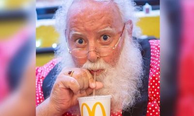 Papai Noel bebendo refrigerante do Mc Donald's