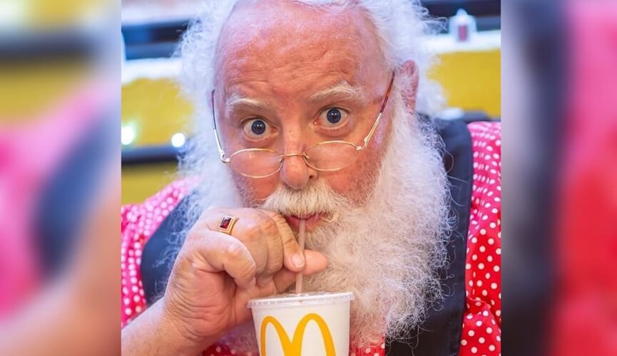 Papai Noel bebendo refrigerante do Mc Donald's