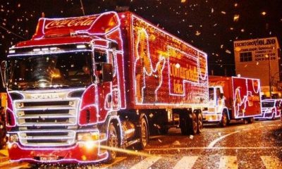 Caminhões iluminados e enfeitados com decoração natalina da Coca-Cola