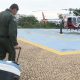 Equipe médica levando mala de transporte de órgãos ao helicóptero