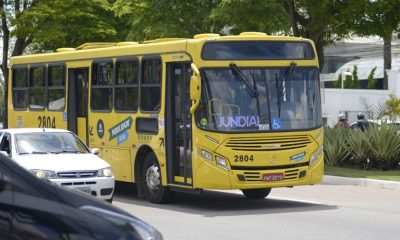 Foto de ônibus amarelo