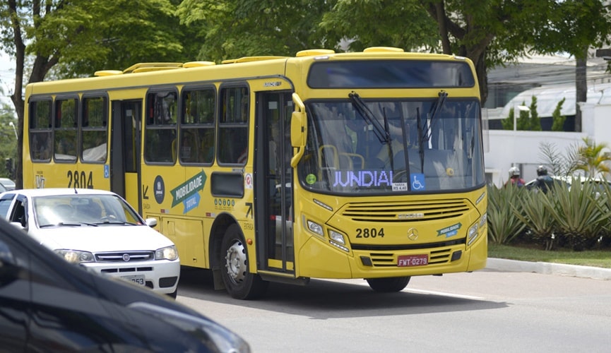 Foto de ônibus amarelo