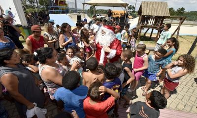 Papai Noel cercado de crianças