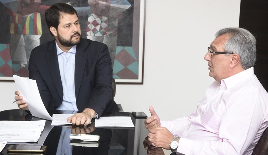 Prefeito de Jundiaí, Luiz Fernando Machado, durante reunião com presidente da Guardinha, Salvador Soares