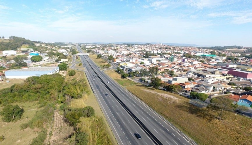 Foto aérea de rodovia em Louveira