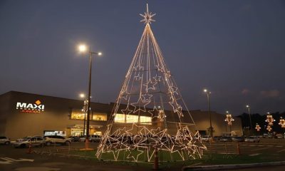 Fachada do Maxi Shopping Jundiaí com decoração natalina