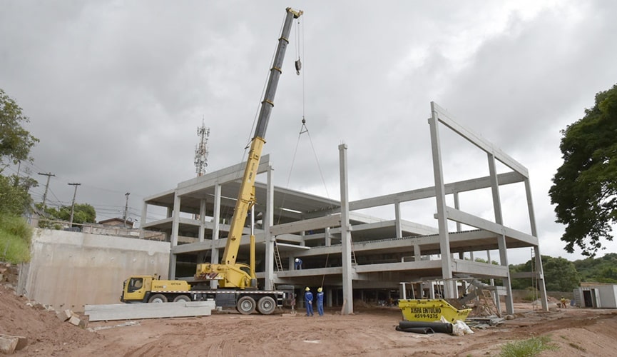 Construção com guindaste