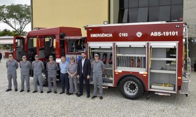 Caminhão de bombeiros com autoridades de Jundiaí