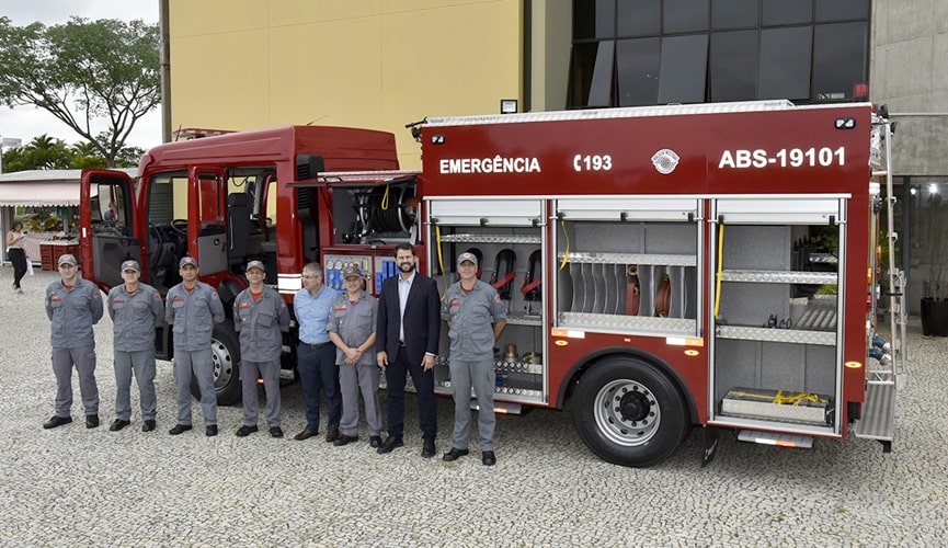 Caminhão de bombeiros com autoridades de Jundiaí
