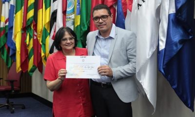 Ministra Damares Alves abraçada com o assessor Paulo Fernando de Almeida