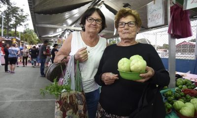 Senhoras segurando cestinhas da feira