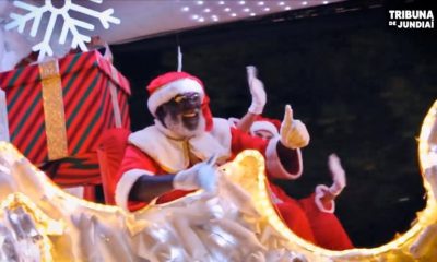 Papai Noel negro em cima de caminhão