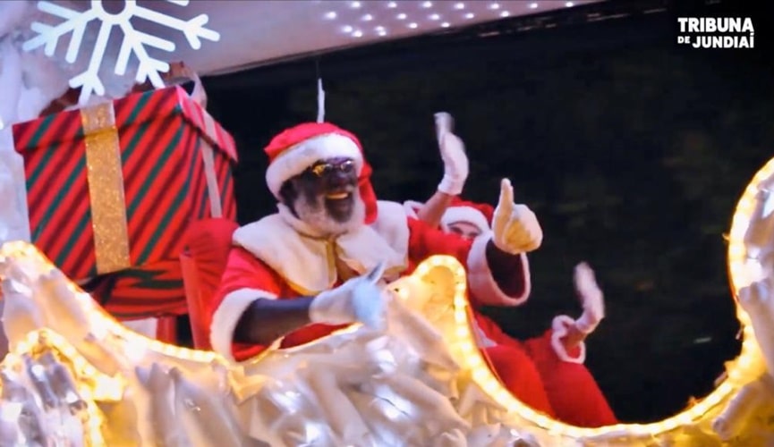 Papai Noel negro em cima de caminhão