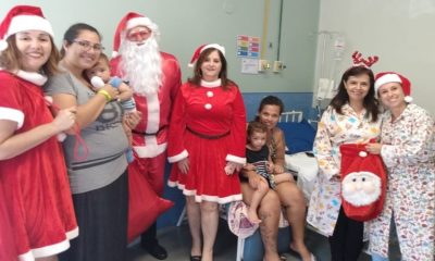 Papai e Mamãe Noel ao lado de pacientes internados no HU