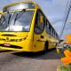 ônibus amarelo de Jundiaí em rua com flores laranjas na calçada