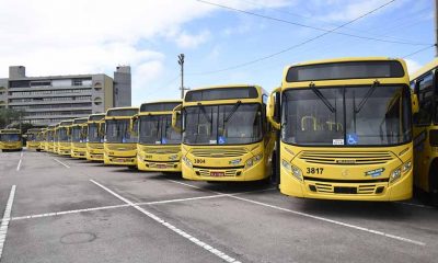 ônibus estacionados lado a lado com prédio da prefeitura municipal de jundiaí ao fundo