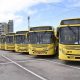 ônibus estacionados lado a lado com prédio da prefeitura municipal de jundiaí ao fundo