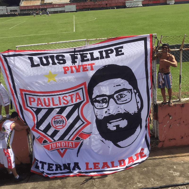 Bandeira com foto de Luís Felipe é aberta no estádio