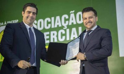 Presidente da Associação Comercial Emrpesarial de Jundiaí Elton Monteiro e o presidente eleito, Mark William Ormenese Monteiro,seguram o termo de posse para a gestão 2020/2021 e d